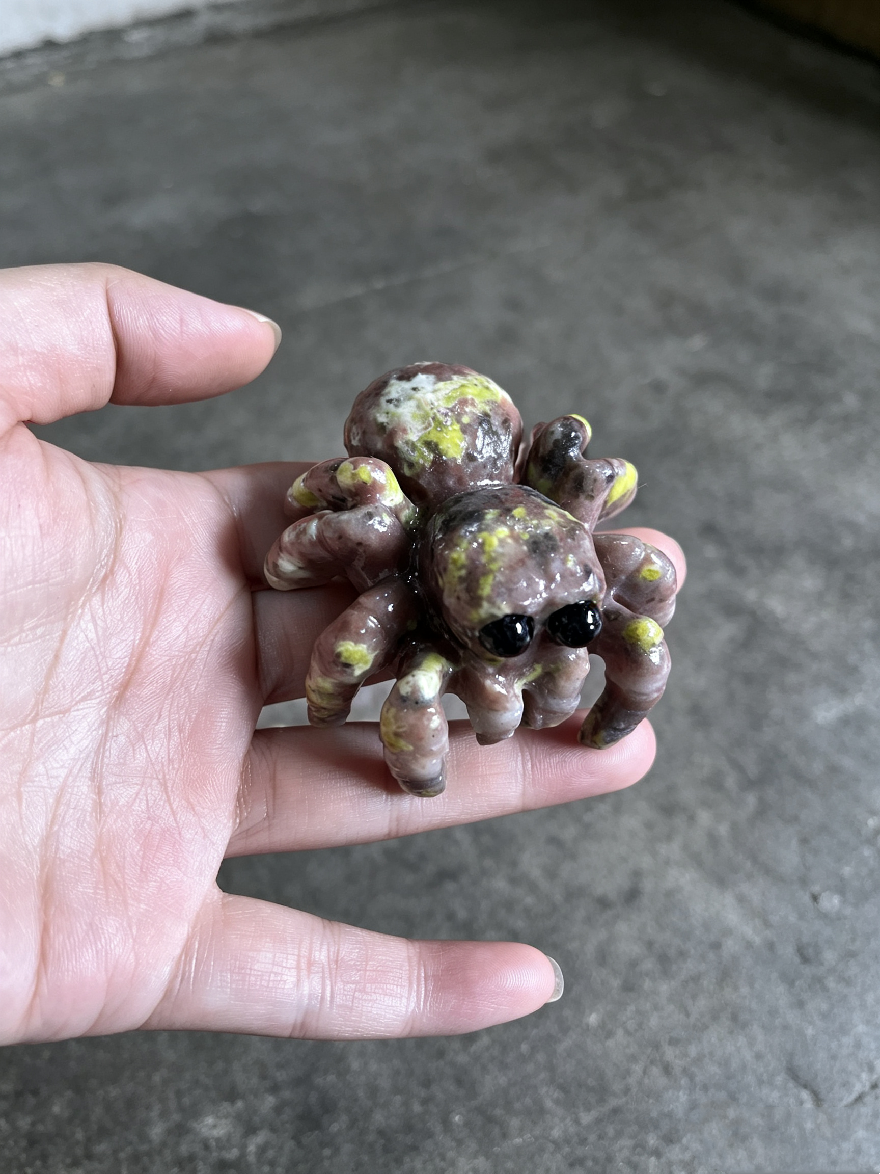 6cm spider carving