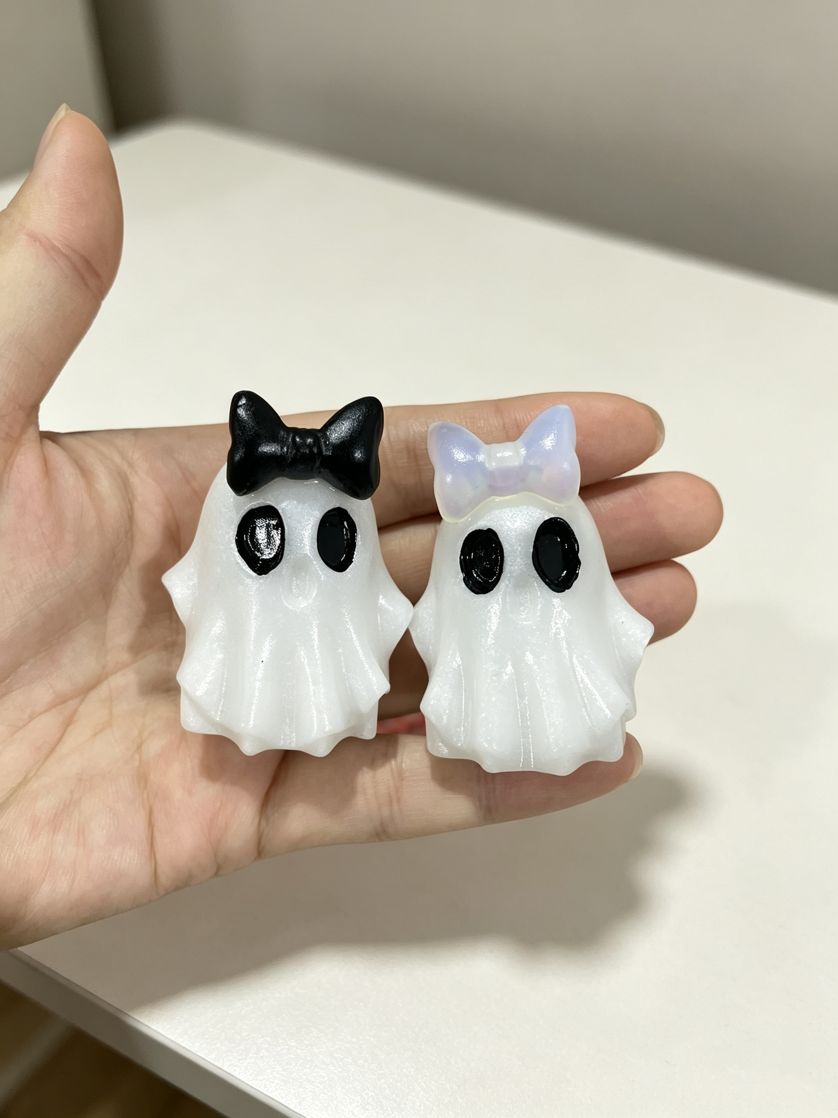 5cm ghost with bow carving