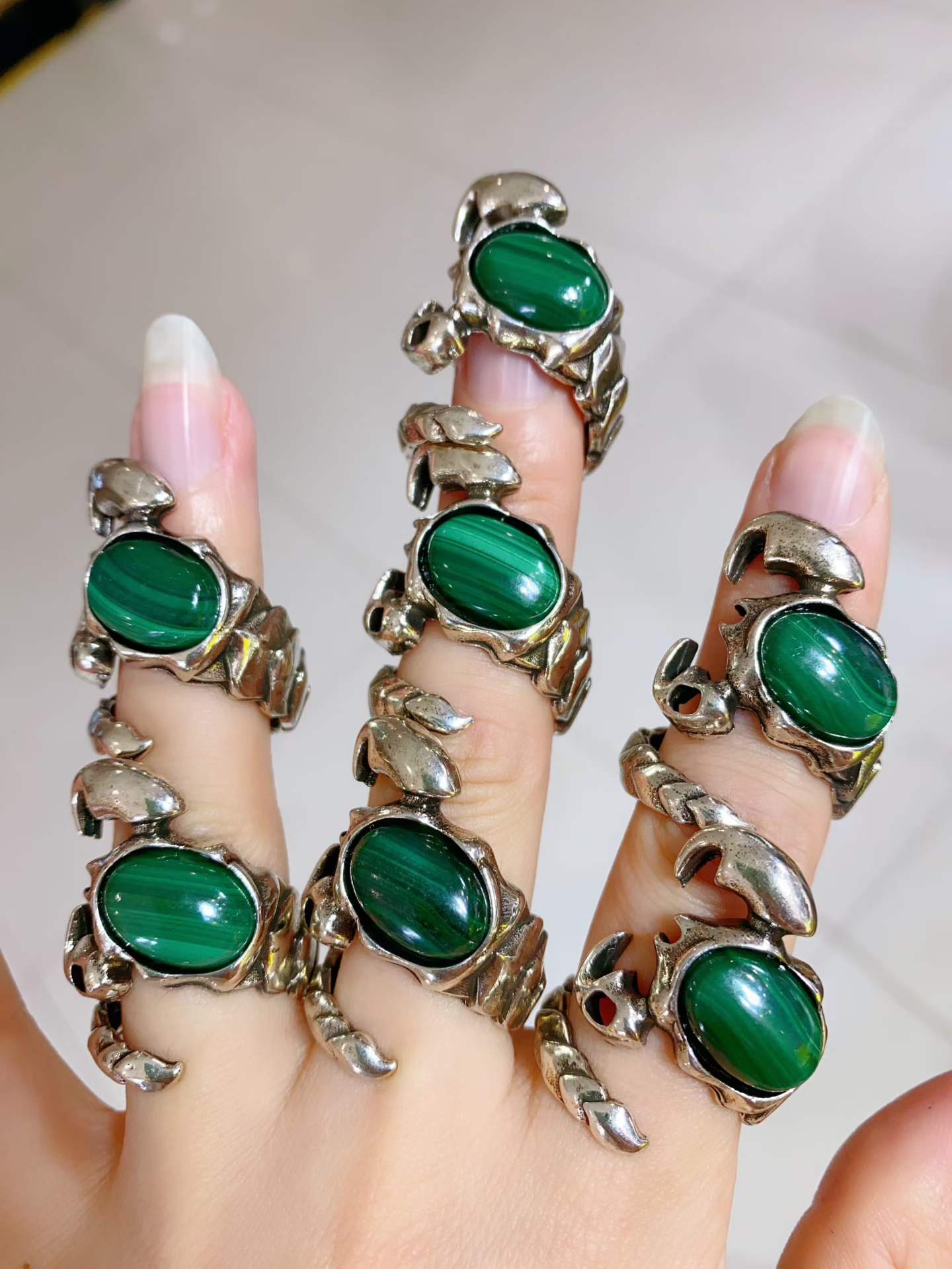 Adjustable scorpion ring