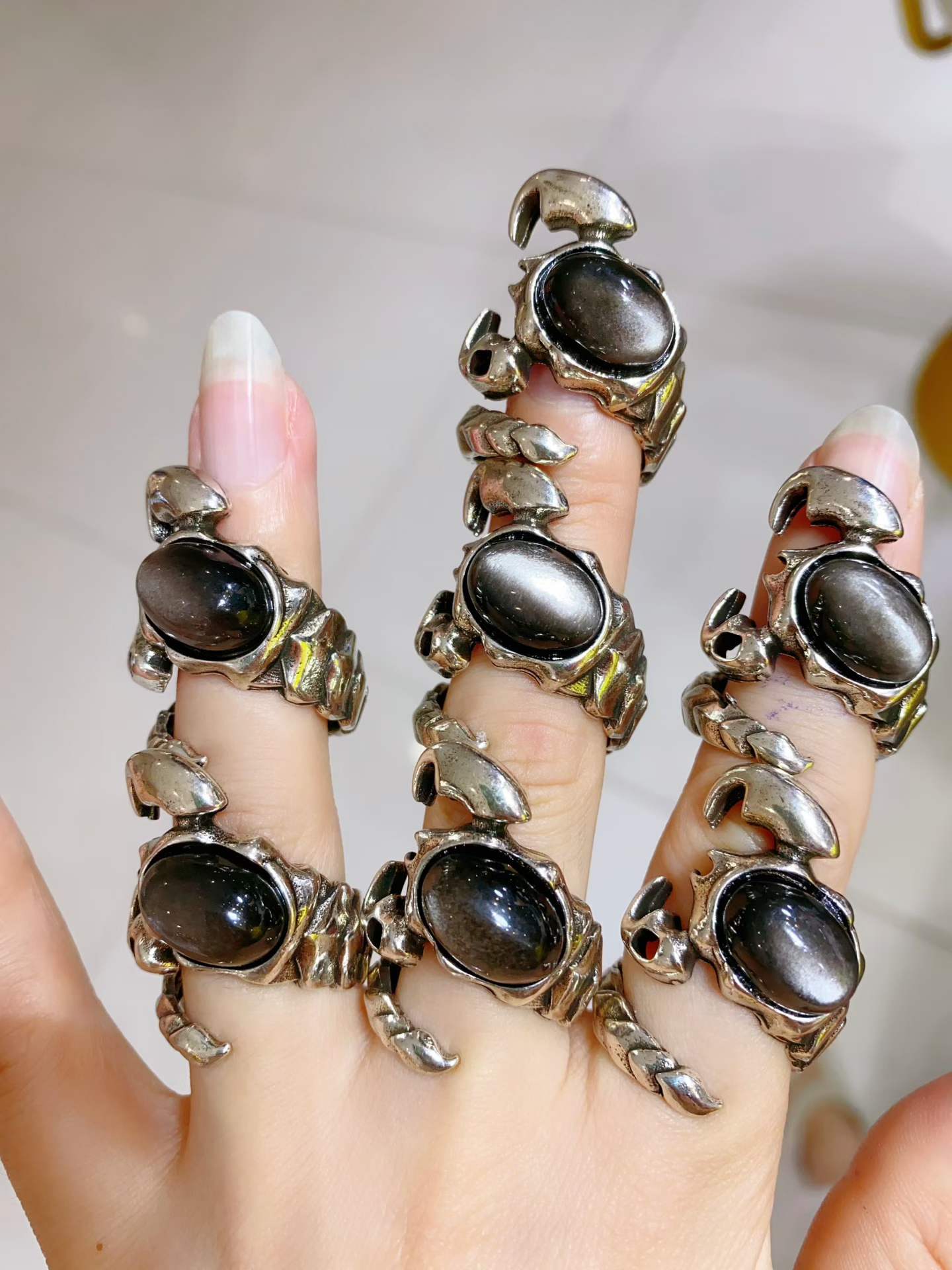 Adjustable scorpion ring