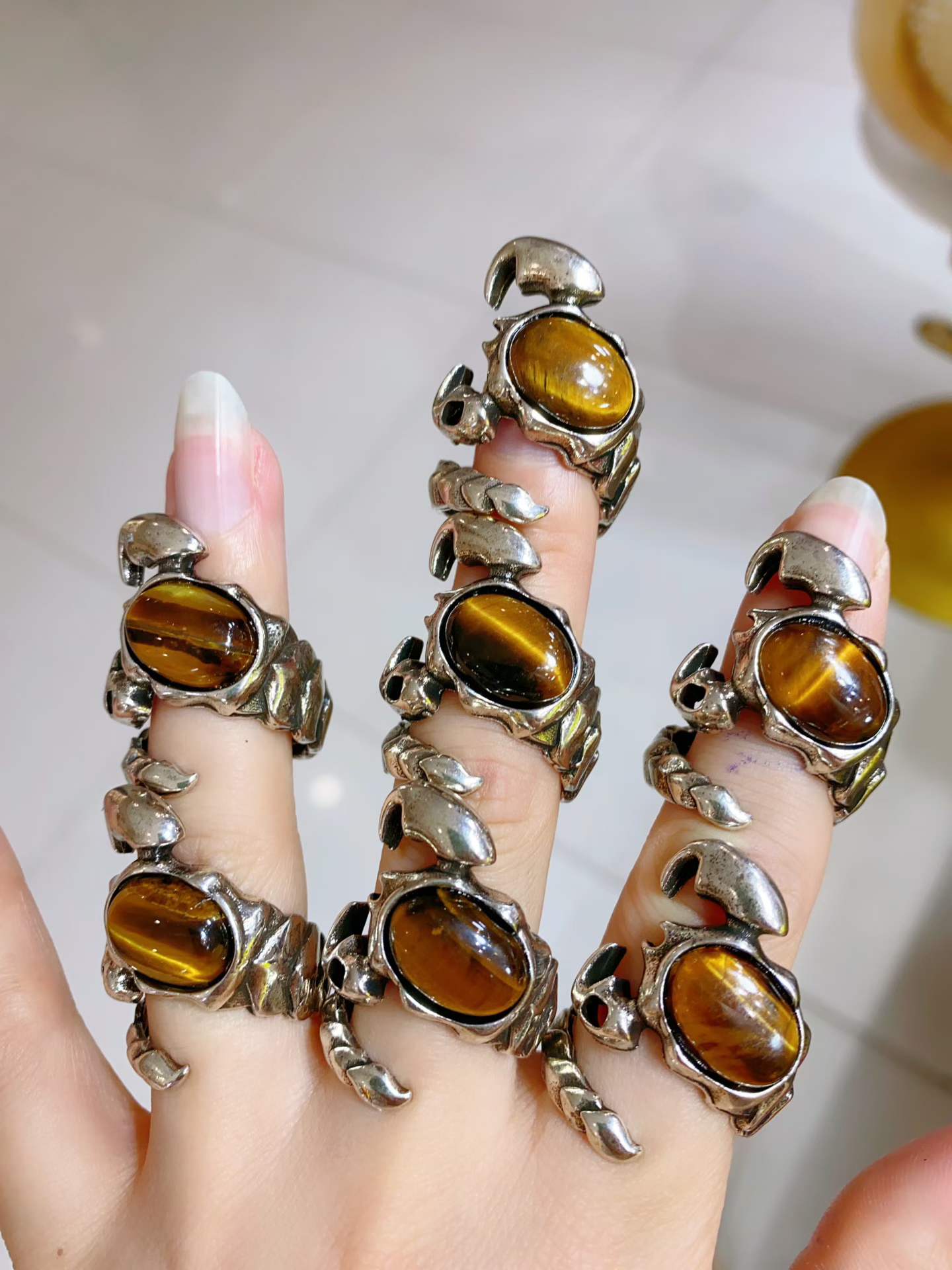 Adjustable scorpion ring