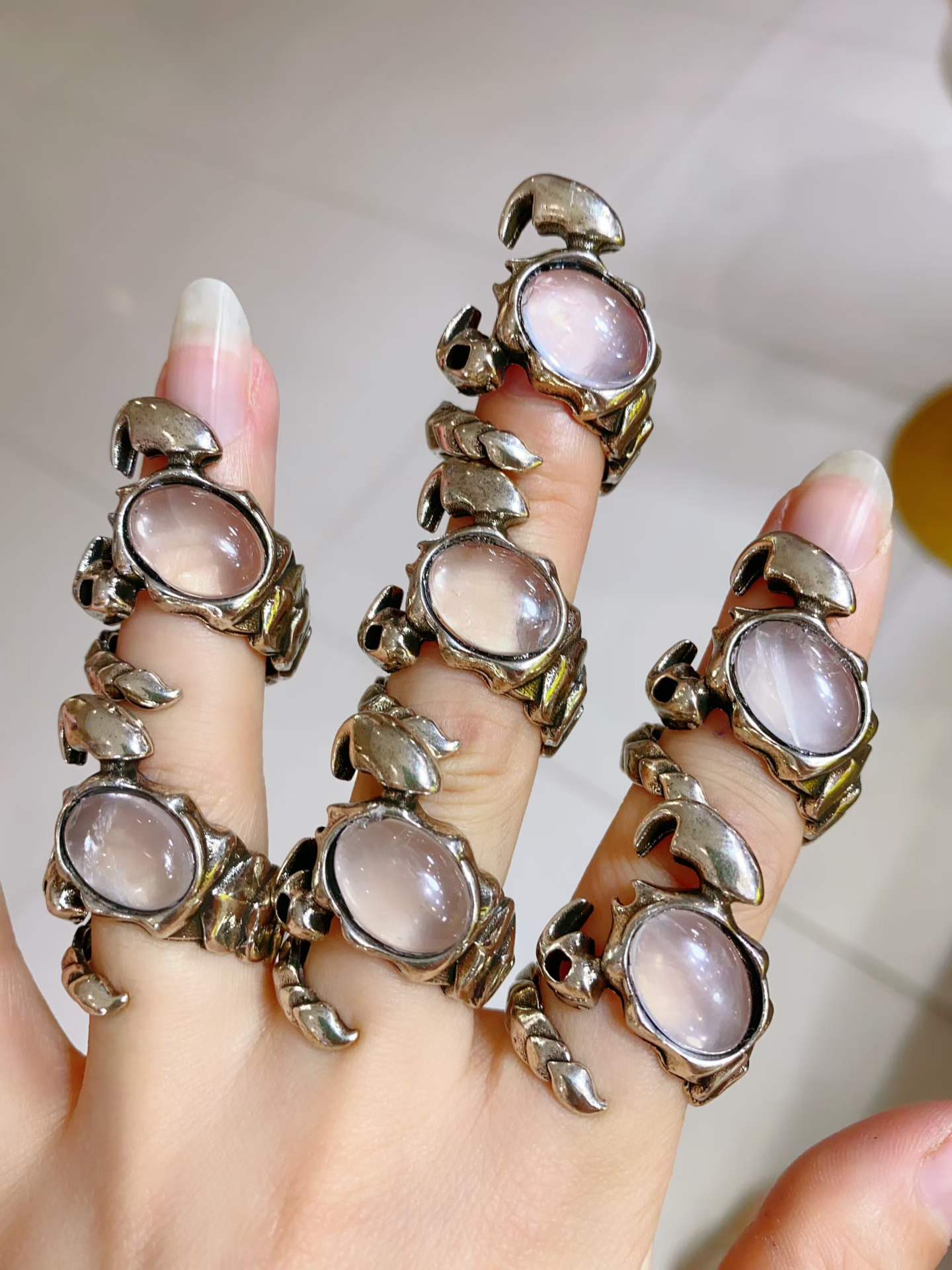 Adjustable scorpion ring
