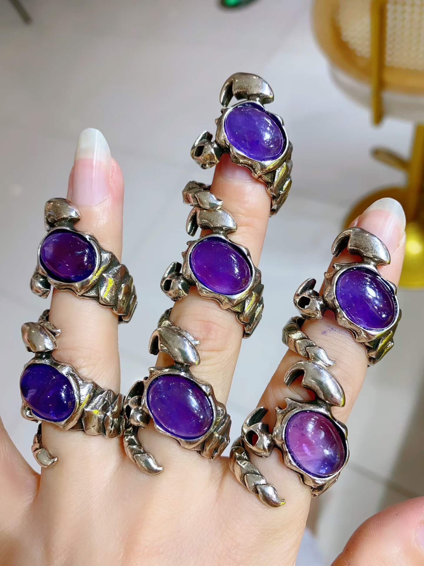 Adjustable scorpion ring