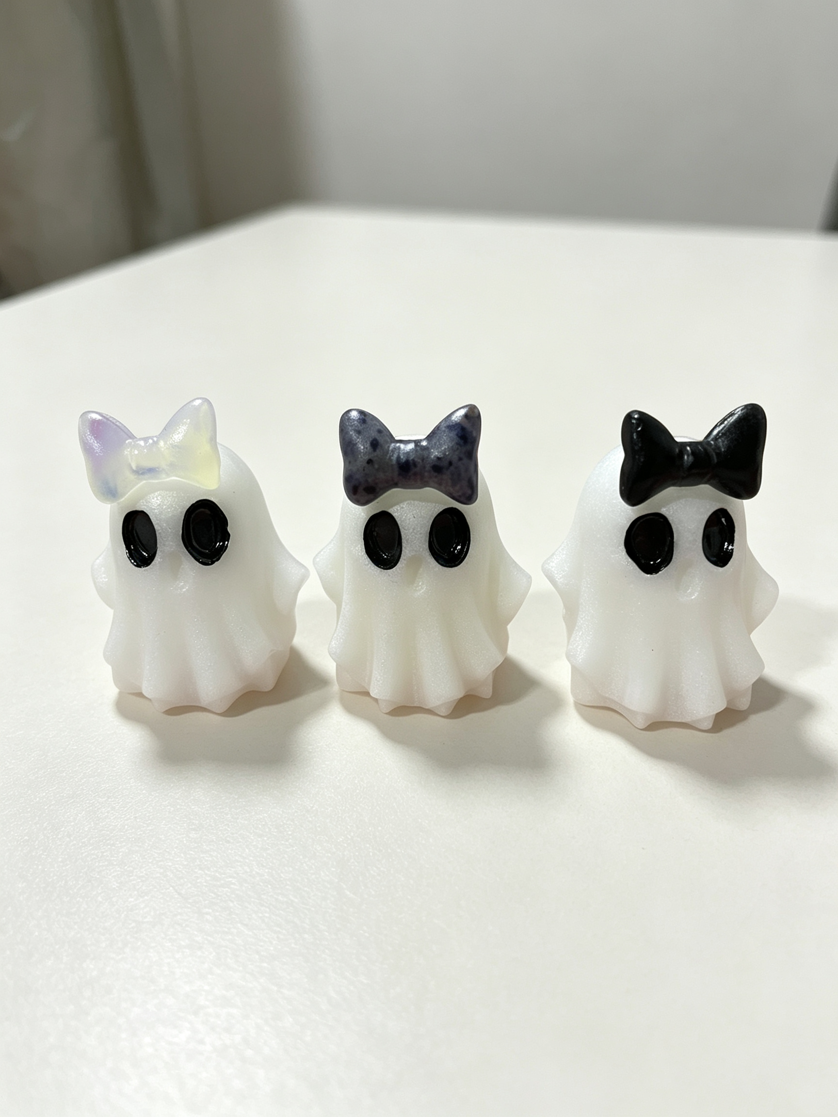 5cm ghost with bow carving