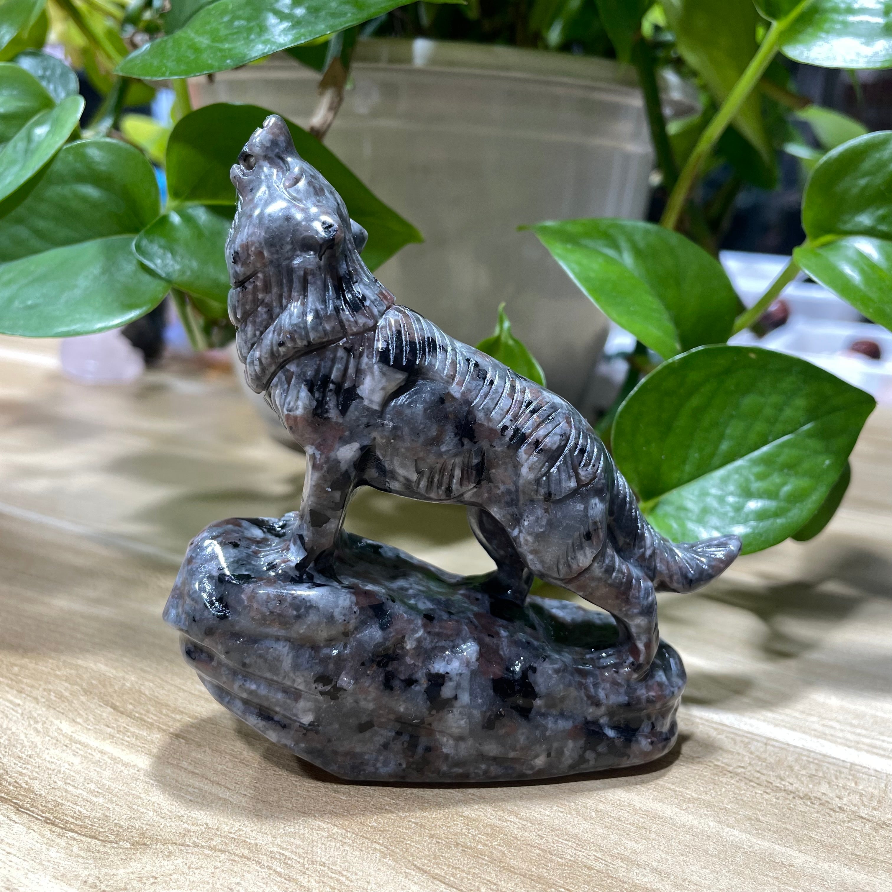 9CM Howling Wolf Carvings