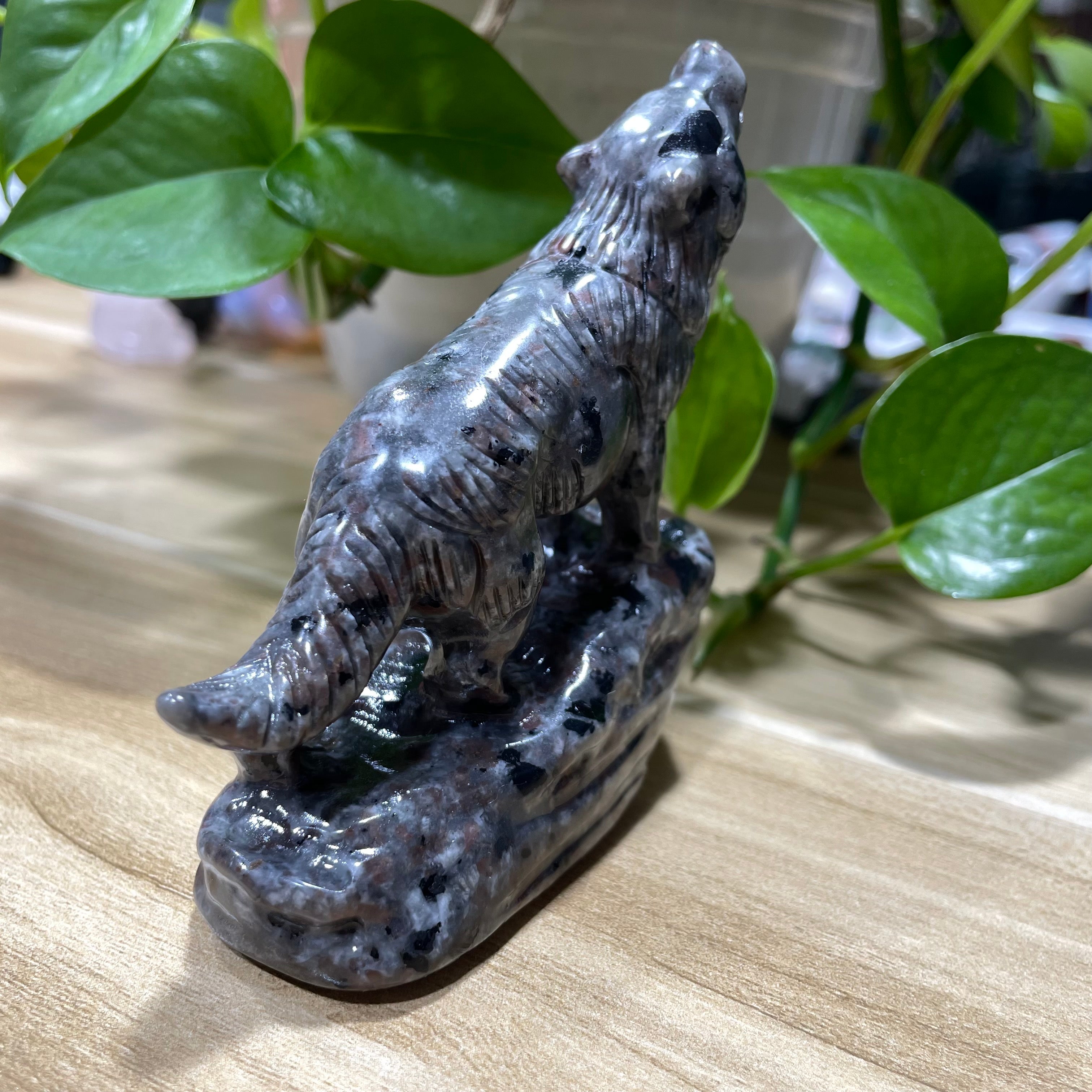 9CM Howling Wolf Carvings
