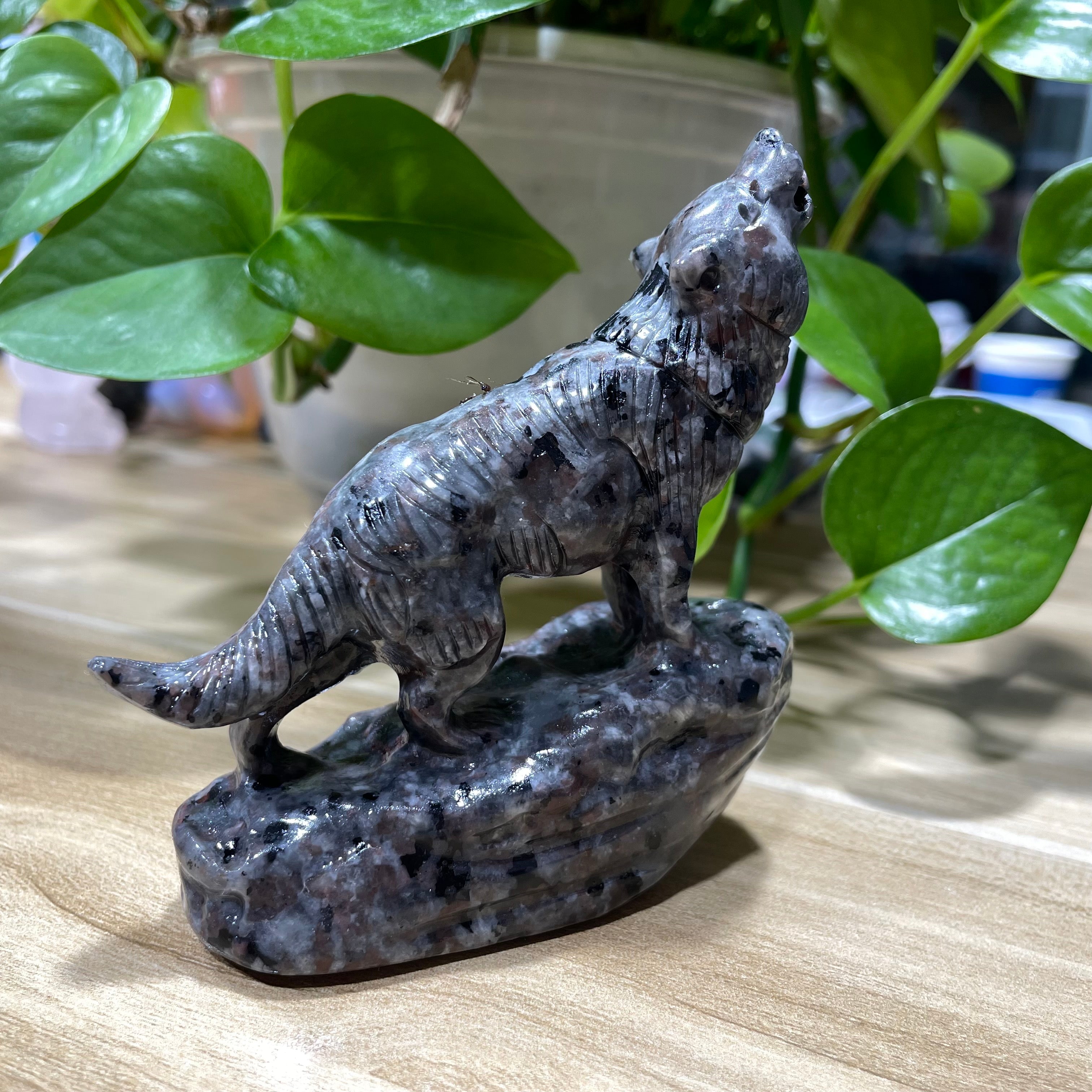 9CM Howling Wolf Carvings