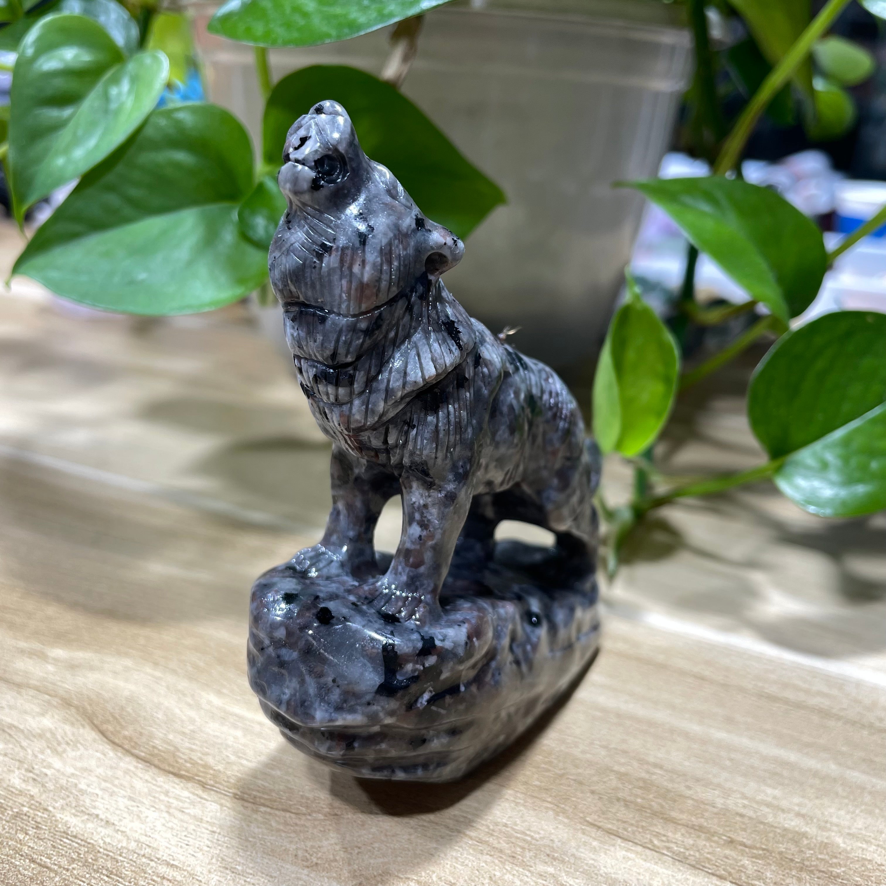 9CM Howling Wolf Carvings