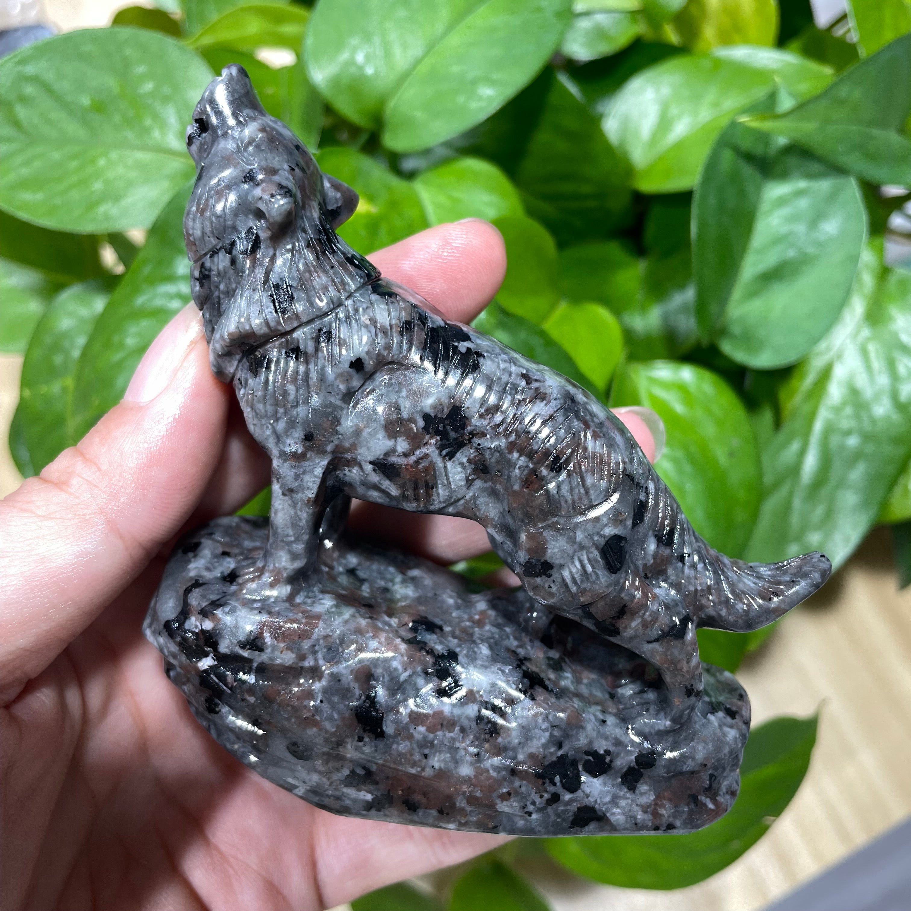9CM Howling Wolf Carvings