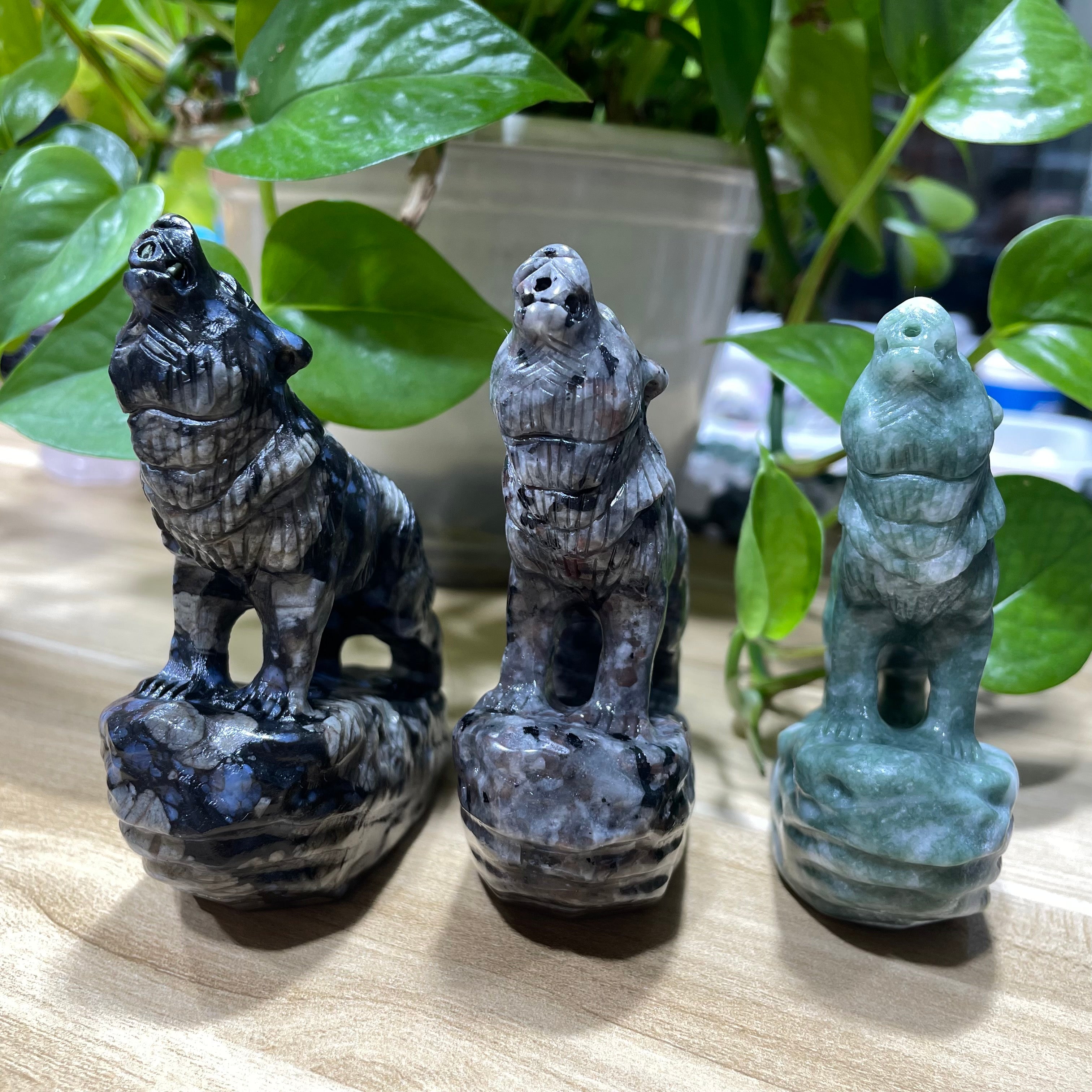 9CM Howling Wolf Carvings