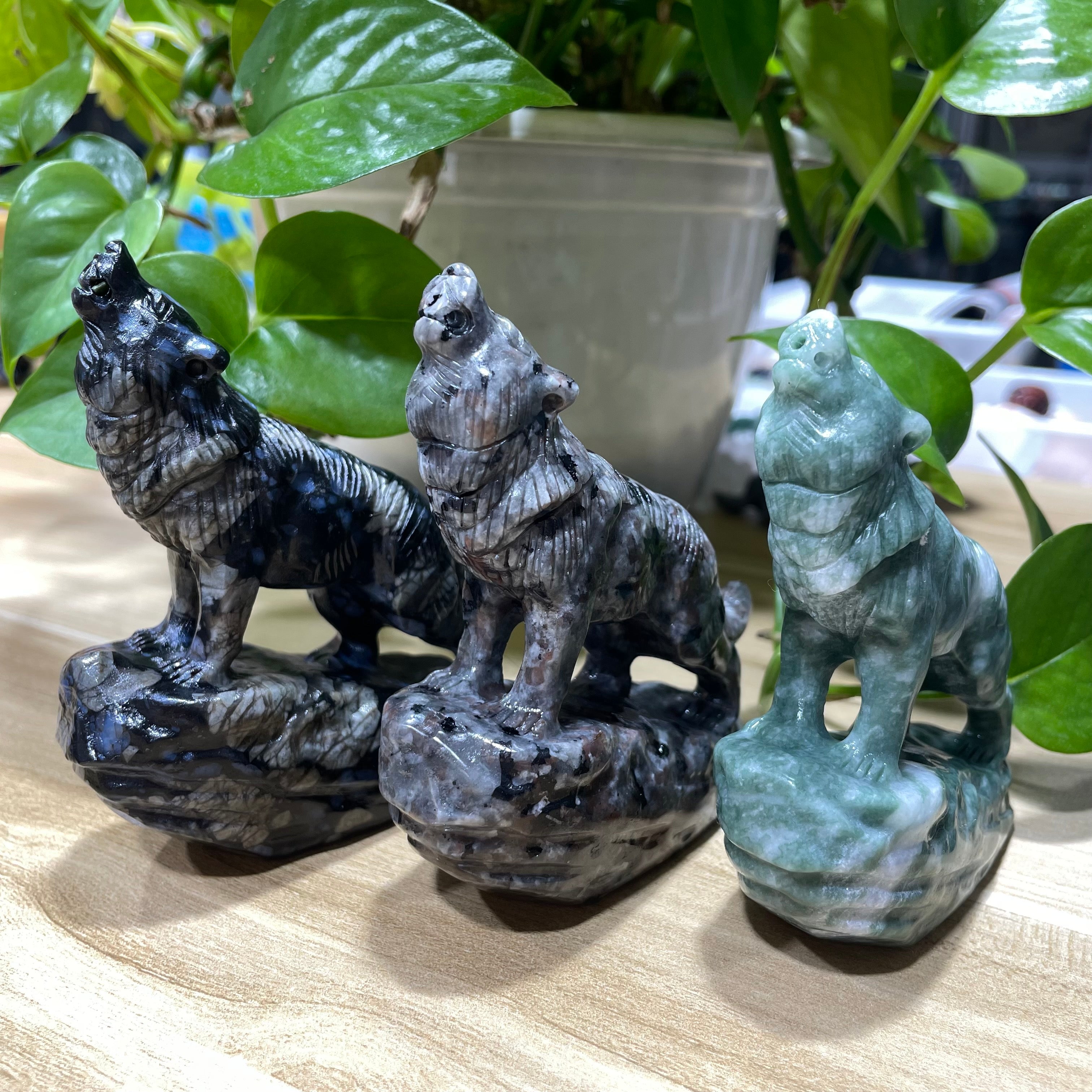 9CM Howling Wolf Carvings