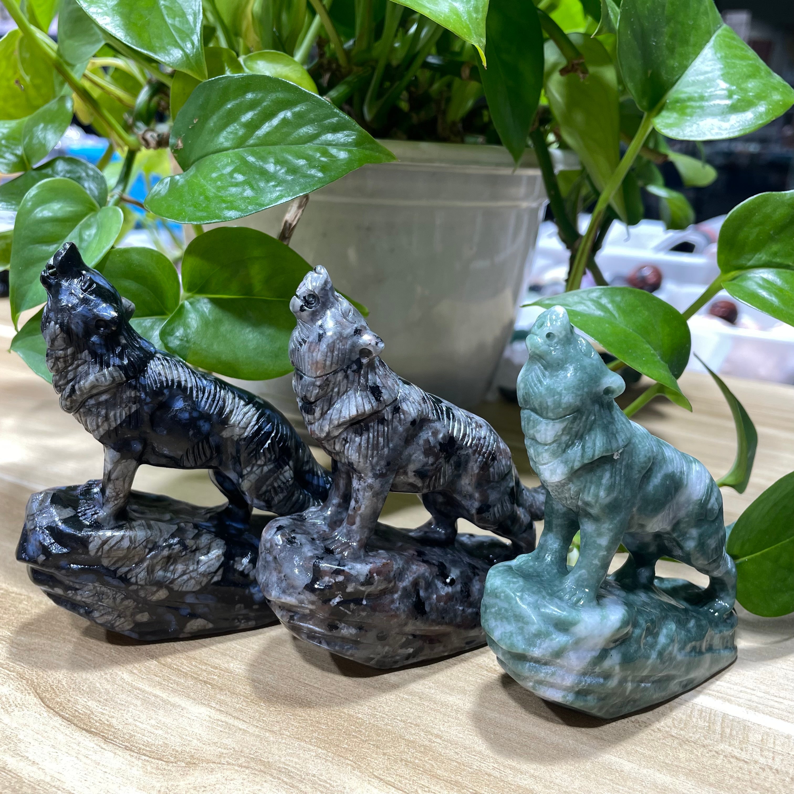 9CM Howling Wolf Carvings
