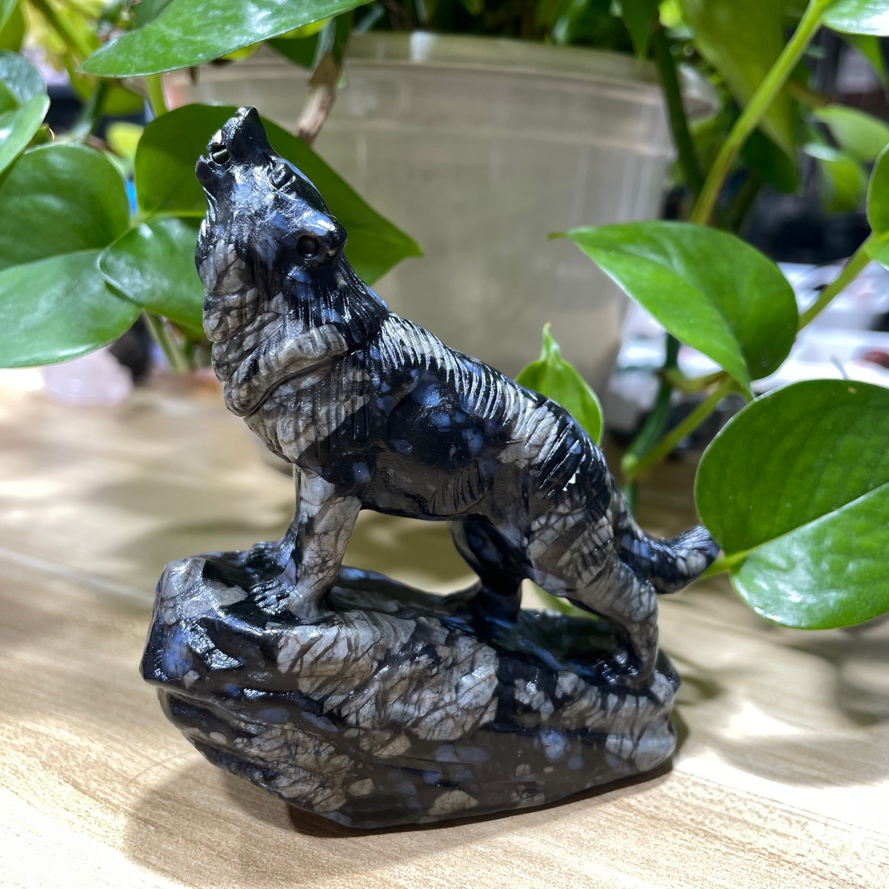 9CM Howling Wolf Carvings