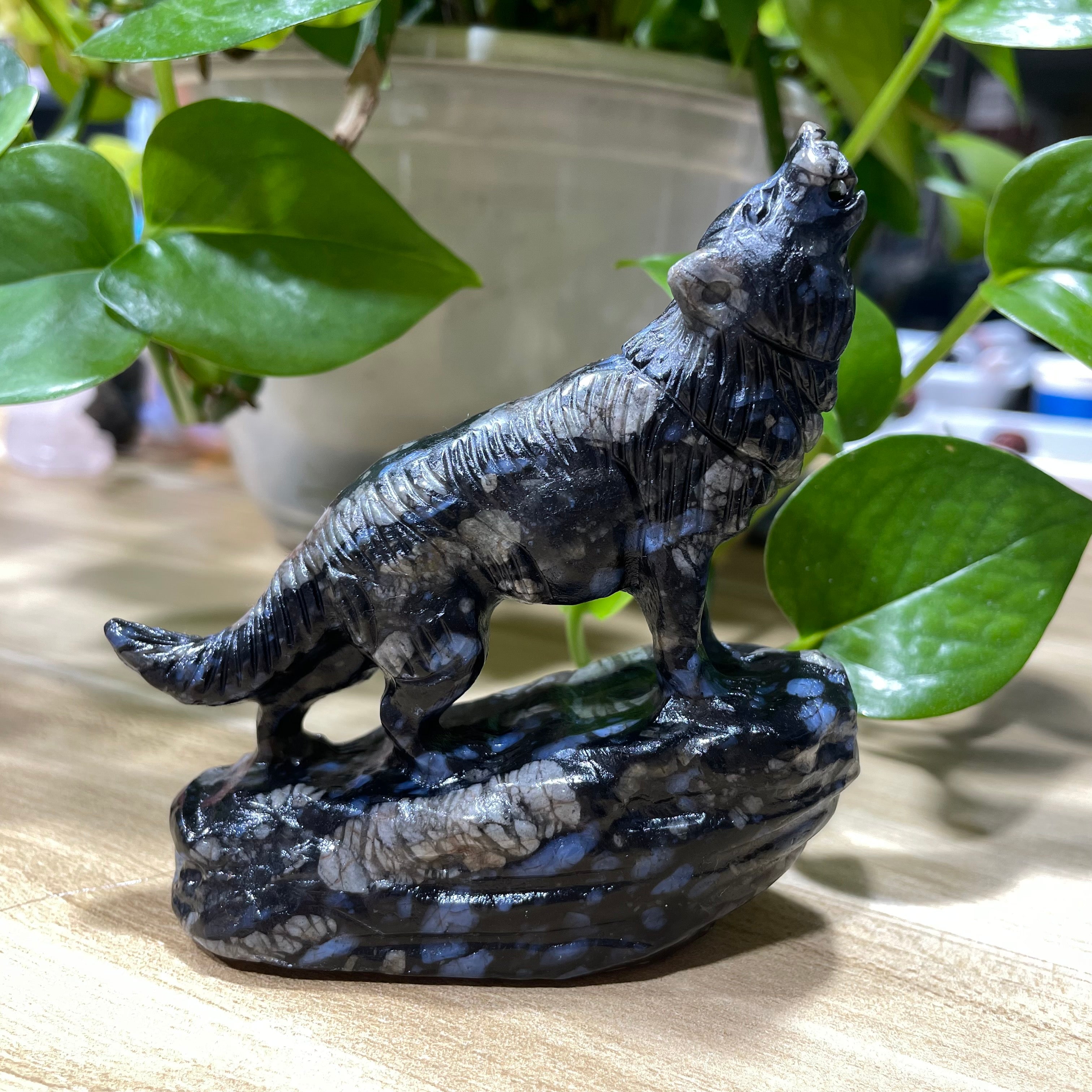 9CM Howling Wolf Carvings