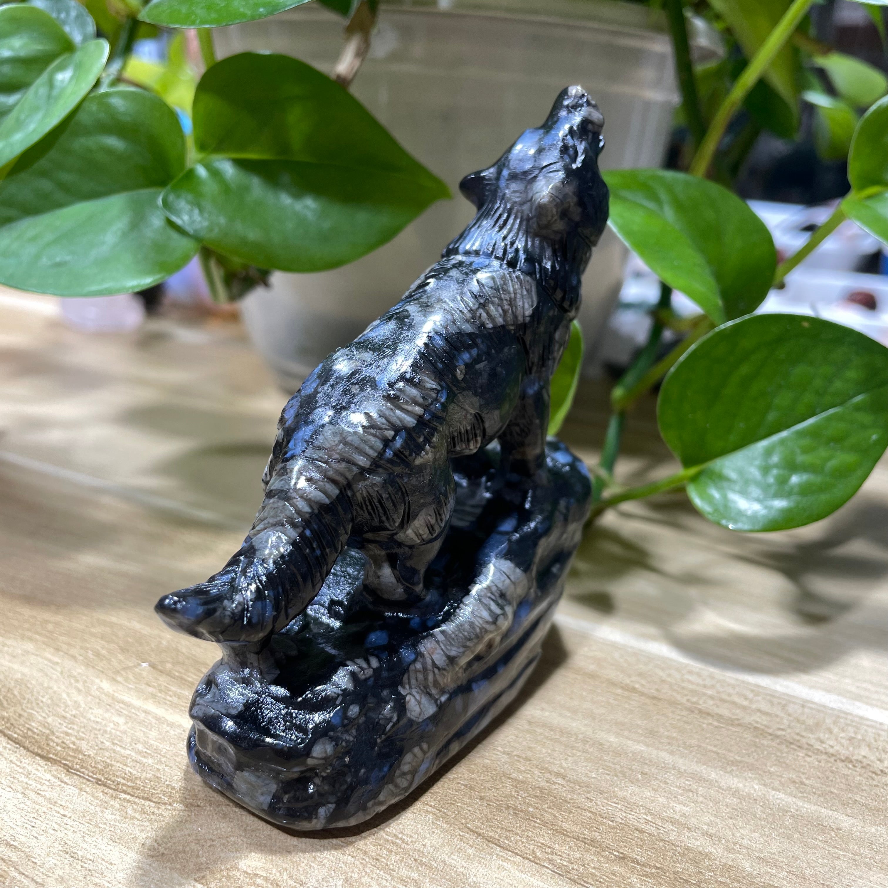 9CM Howling Wolf Carvings