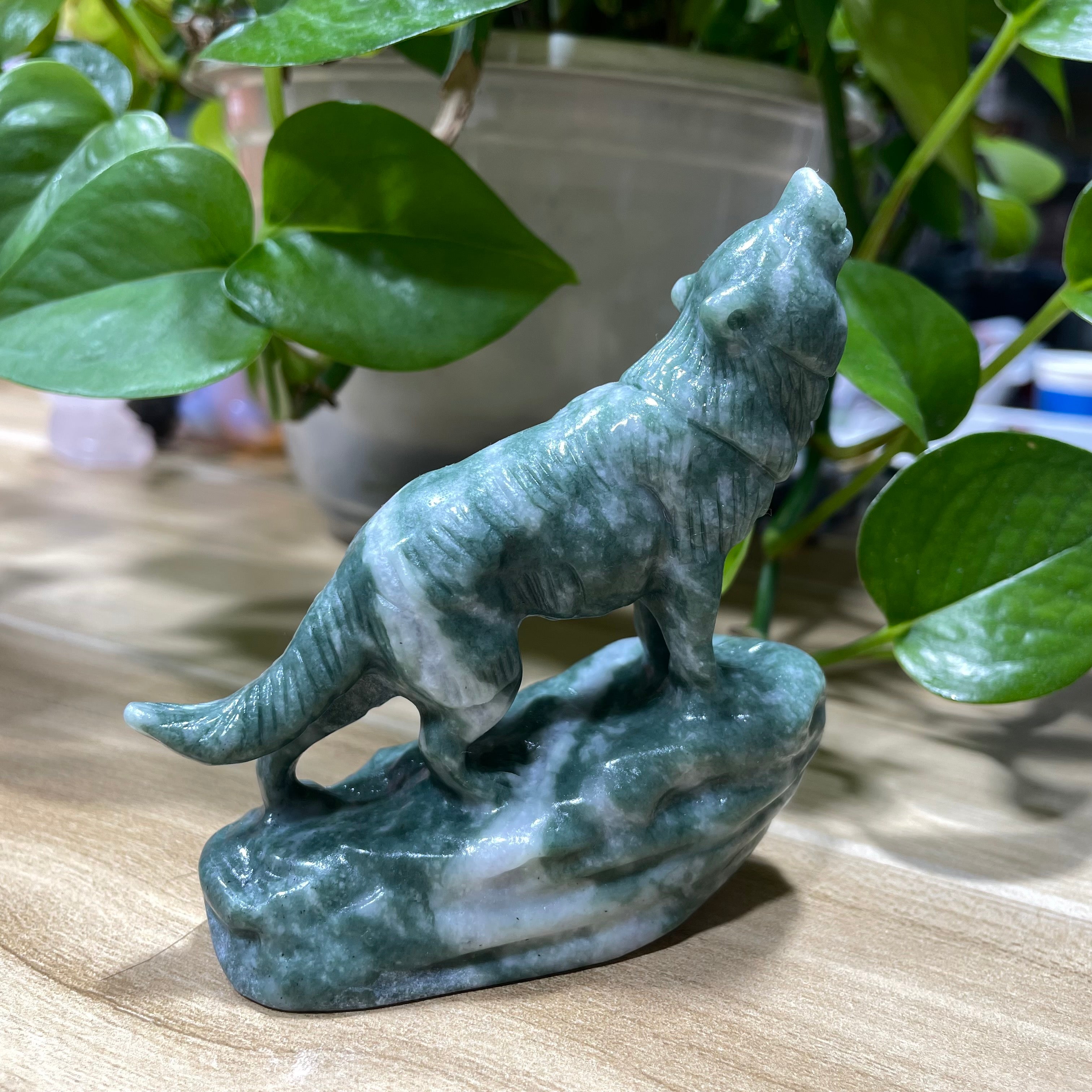 9CM Howling Wolf Carvings