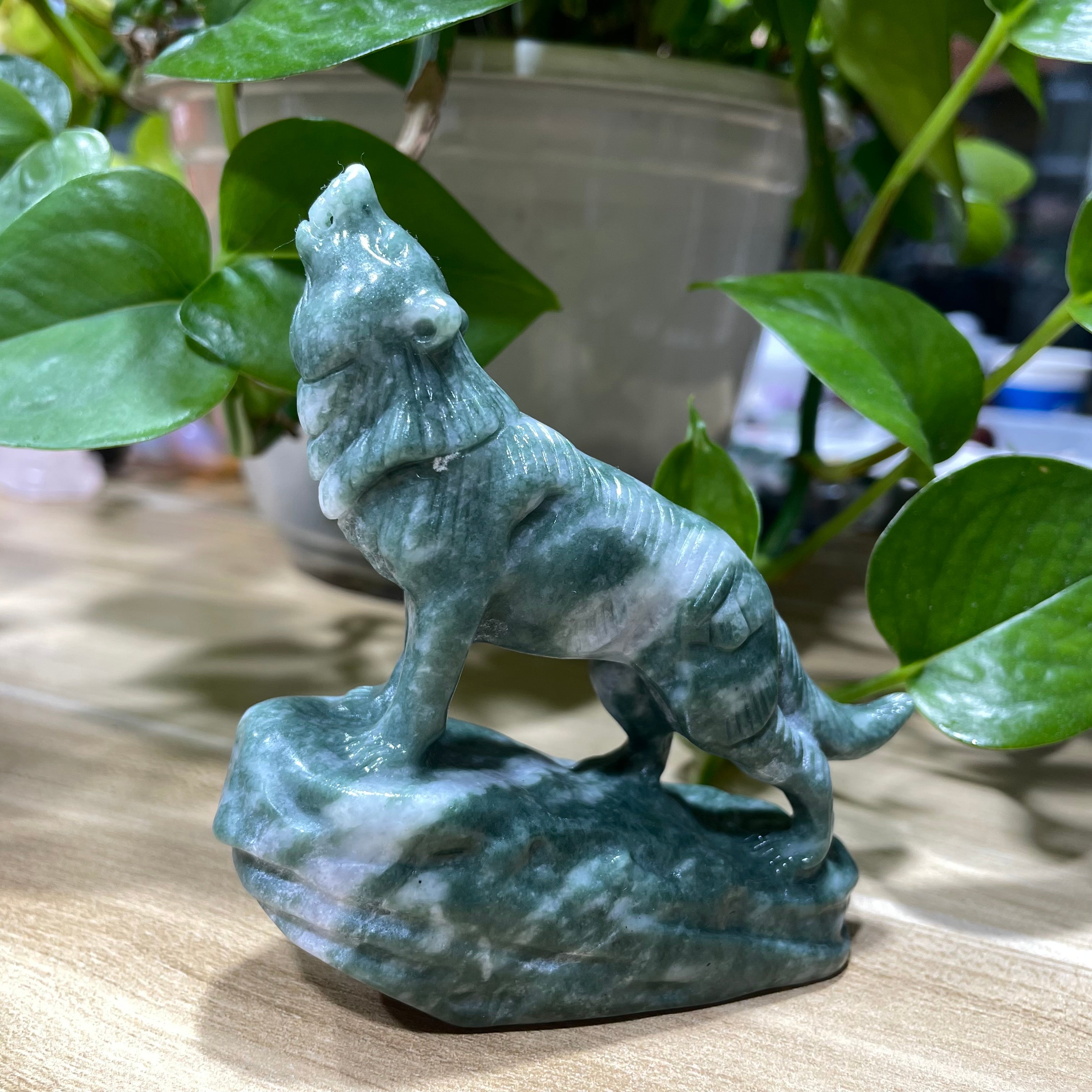 9CM Howling Wolf Carvings