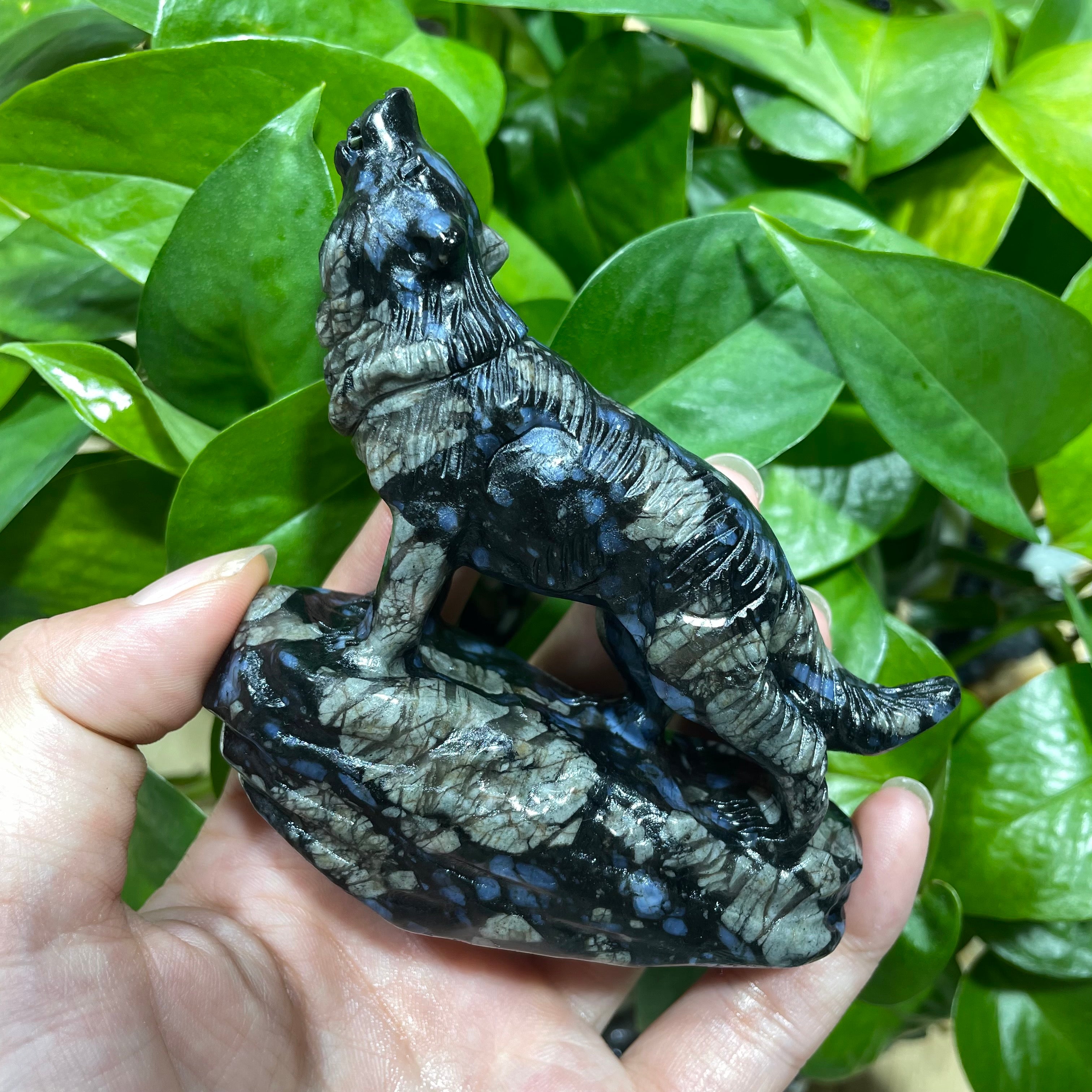 9CM Howling Wolf Carvings