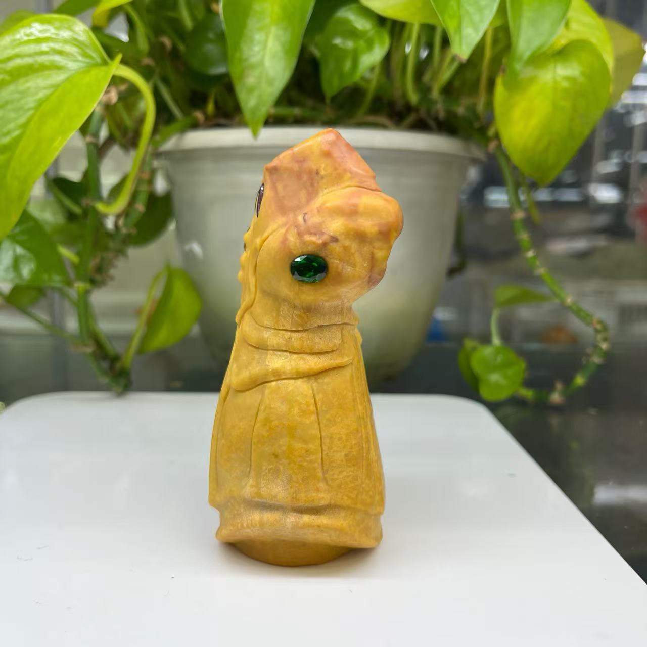 Thanos‘s Infinity Gauntlet Carving