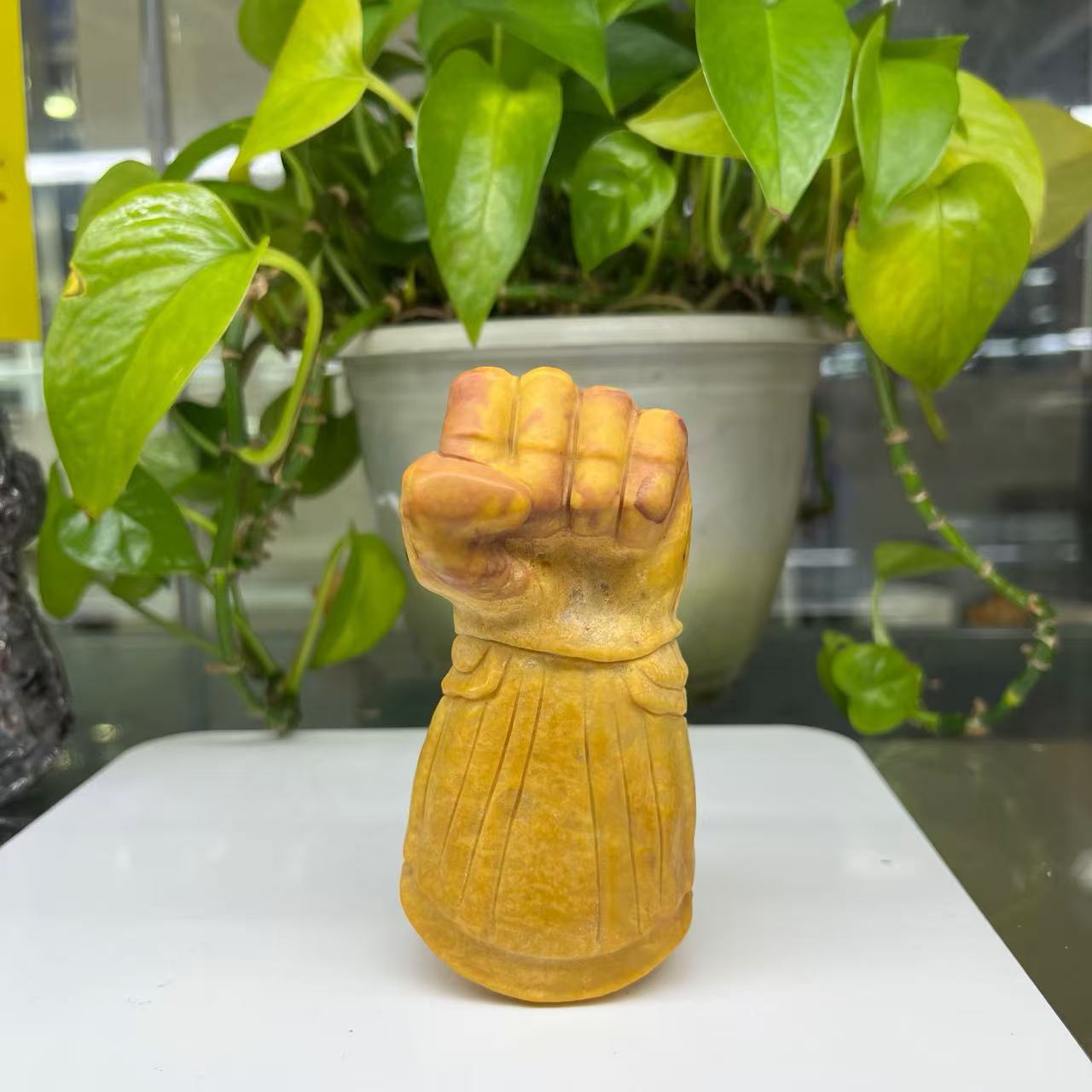 Thanos‘s Infinity Gauntlet Carving