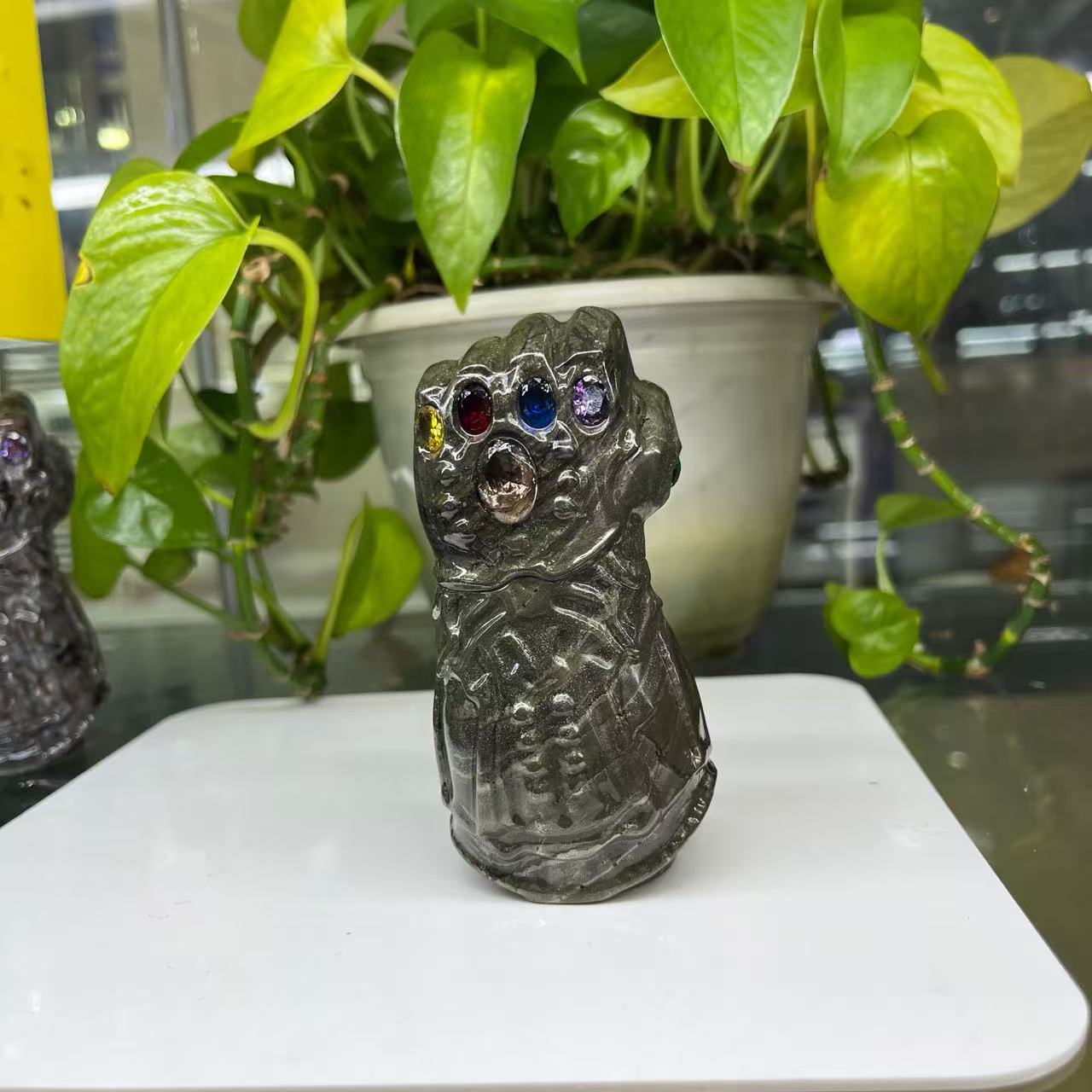 Thanos‘s Infinity Gauntlet Carving