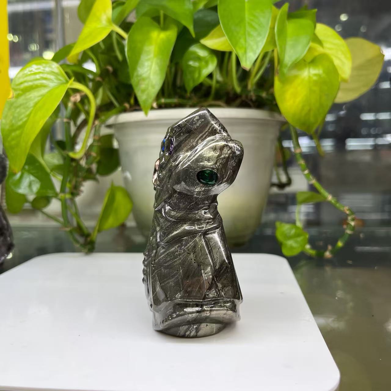 Thanos‘s Infinity Gauntlet Carving