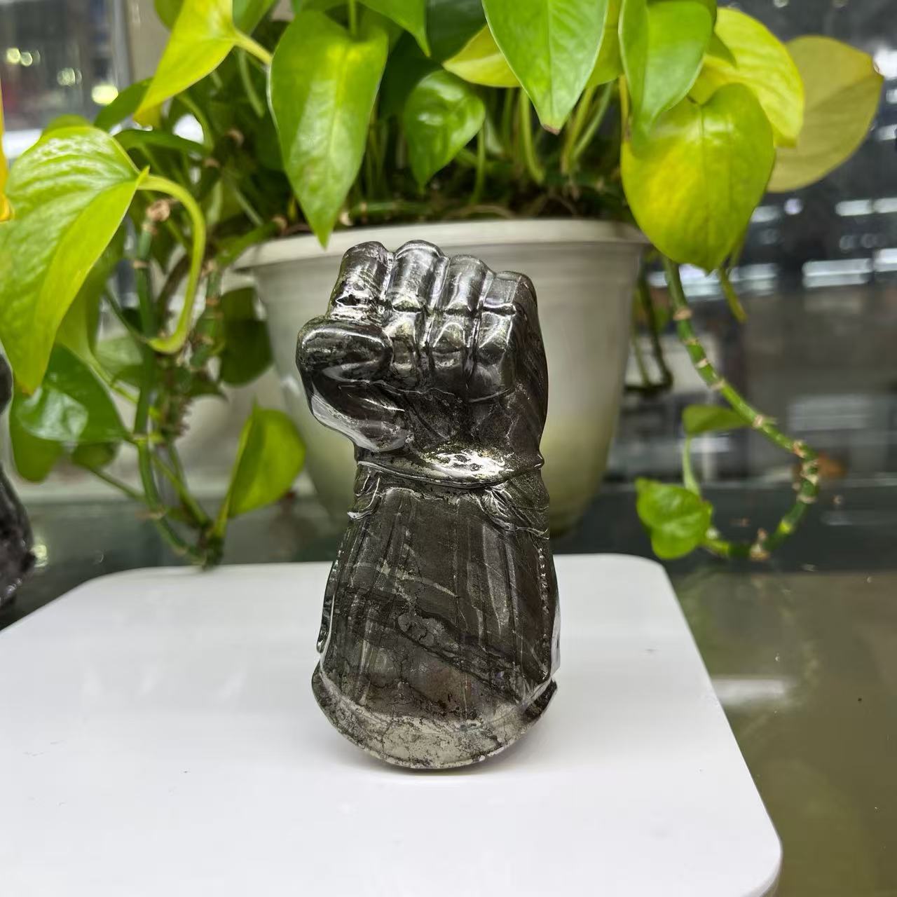 Thanos‘s Infinity Gauntlet Carving