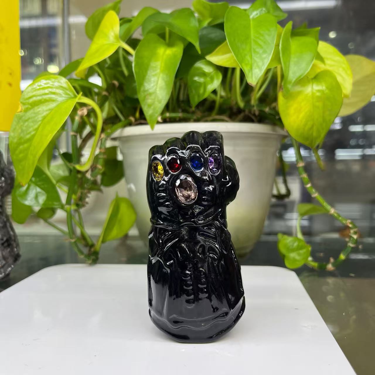 Thanos‘s Infinity Gauntlet Carving