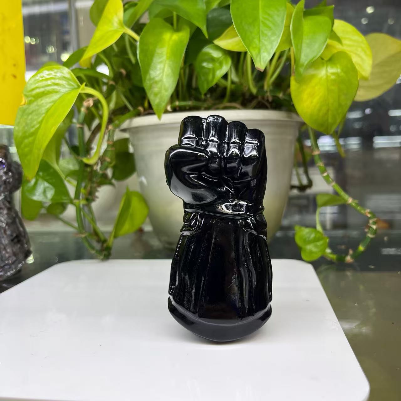 Thanos‘s Infinity Gauntlet Carving