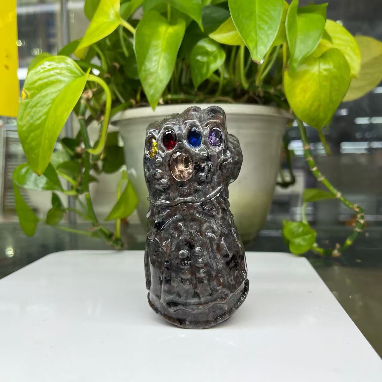 Thanos‘s Infinity Gauntlet Carving