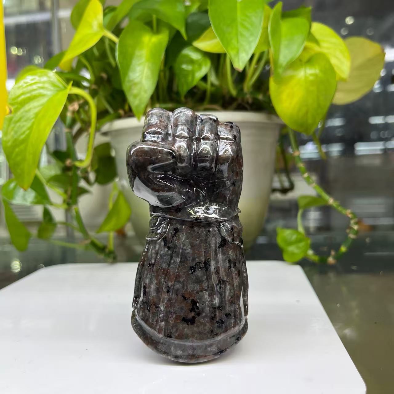 Thanos‘s Infinity Gauntlet Carving