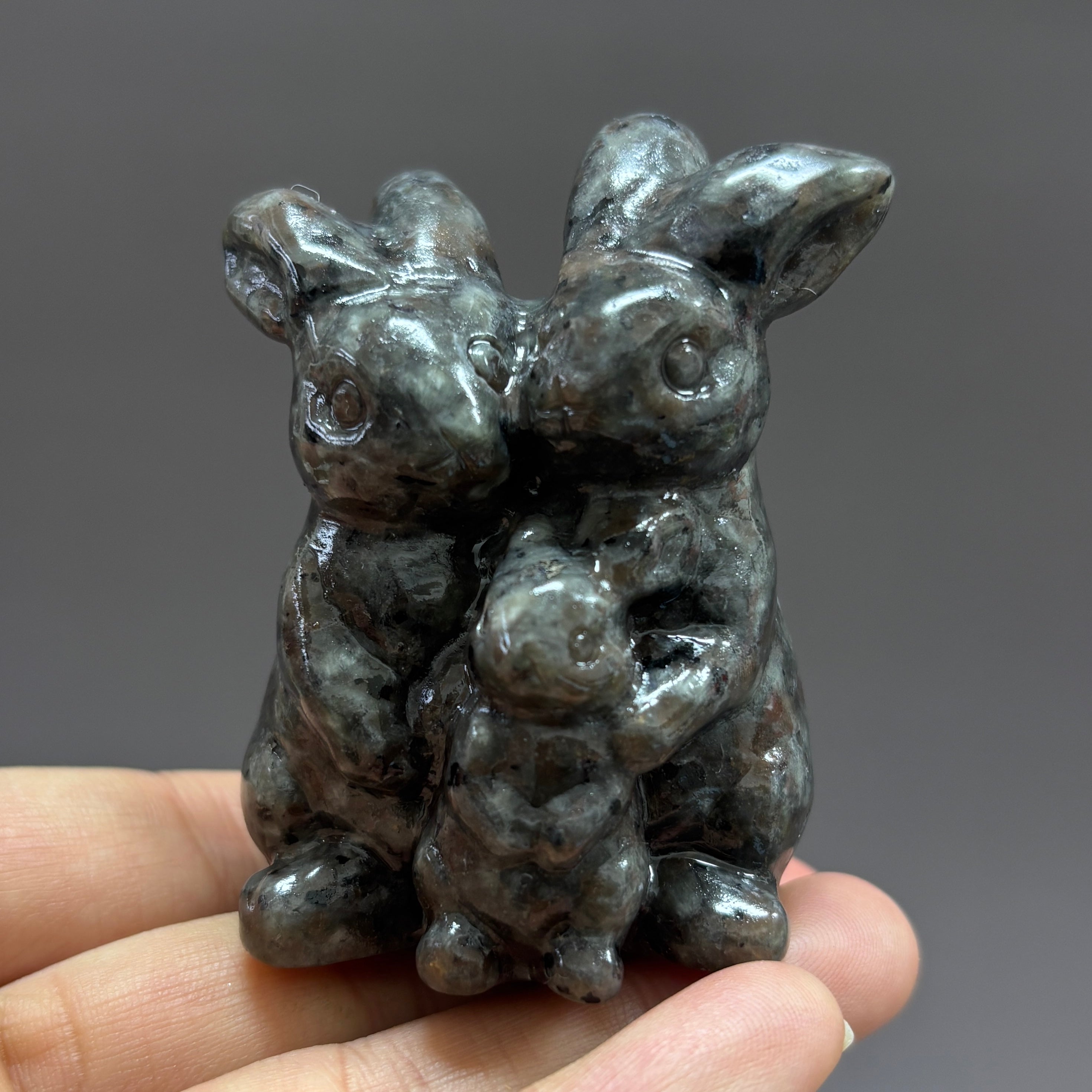 6CM Three Rabbit Family Carving
